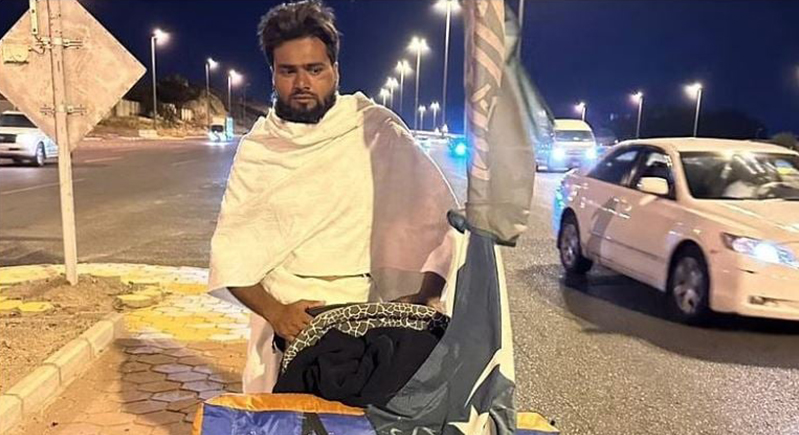 من أجل العمرة والحج.. رحالة باكستاني يصل مكة مشيًا في رحلة استغرقت 8 أشهر