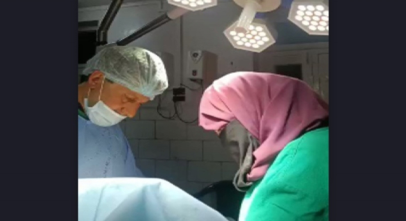 فريق طبي ينفذ عملية جراحية خلال زلزال باكستان (فيديو)