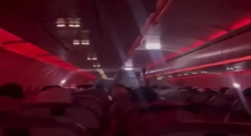 رعب ركاب طائرة تعرضت لبرق ومطبات هوائية.. لحظات تحبس الأنفاس (فيديو)