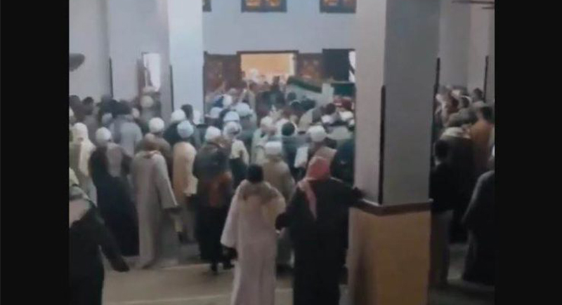 نعش متوفي يرفض الخروج من المسجد ويرجع بحامليه للخلف (فيديو)