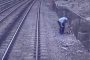 مشاهد تحبس الأنفاس.. إنقاذ طفل متوحد يتسلق مسارات سكة حديد مكهربة في نيويورك (فيديو)