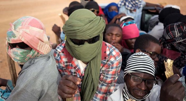 بعد استغلالهم.. الجزائر ترمي بالمهاجرين الأفارقة في الصحراء