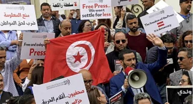 تونس.. توسع حملات الملاحقات القضائية والاعتقالات في صفوف الصحافيين