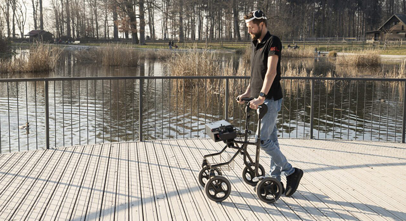 شاب هولندي يمشي لأول مرة بعد إصابته بالشلل لمدة 12 عاما