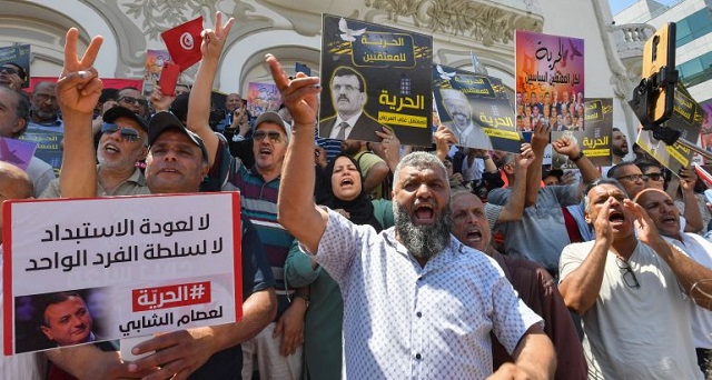 تونس.. “هيومن رايتس ووتش” تندد بتصاعد القمع ضد المجتمع المدني