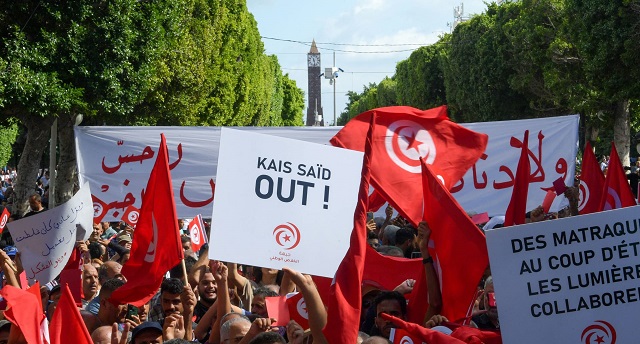 “لوبوان”.. تونس تعيش الفصل الثالث من دكتاتورية قيس سعيد