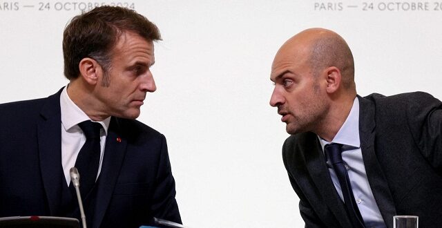 ماكرون وبارو