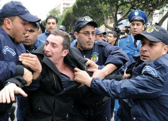 منظمة تنتقد صمت الأحزاب السياسية الجزائرية إزاء الاعتقالات والانتهاكات التي يعاني منها معتقلو الرأي