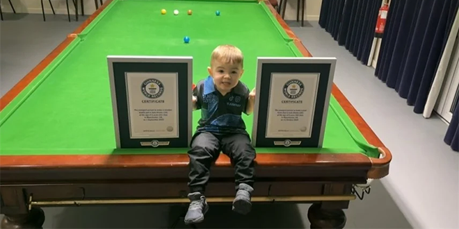 أصغر لاعب بلياردو بالعالم يسطّر اسمه في غينيس بعمر عامين