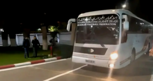 “وكأنهم سافروا عبر الزمن”.. سخرية تلاحق المنتخب الجزائري بعد استقبالهم في المطار بحافلة مهترئة!