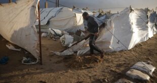 غزة.. تفاقم معاناة النازحين جراء الأمطار وسط الحصار