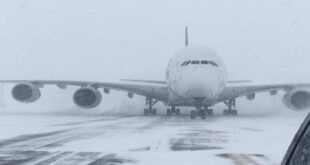 الثلوج تلغي عشرات الرحلات بمطار فرانكفورت في ألمانيا