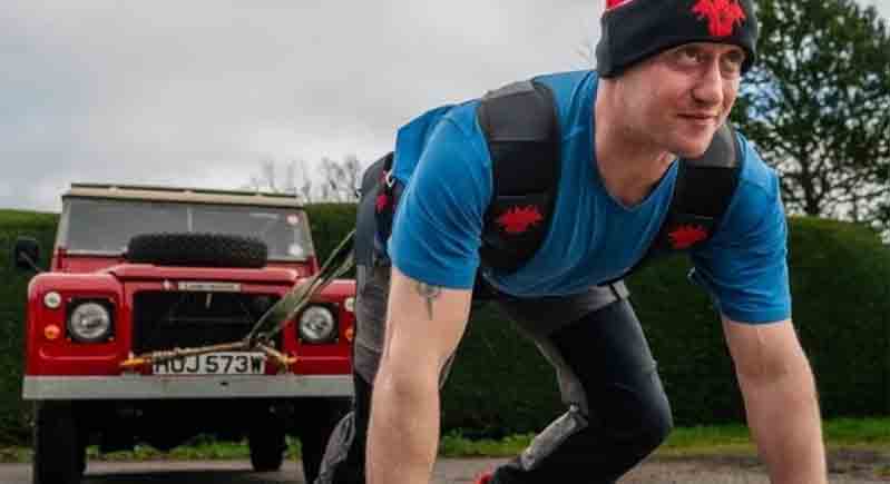 لهدف نبيل.. جندي بريطاني يجر سيارة تزن 1.5 طن لمسافة 100 كيلومتر بلا توقف
