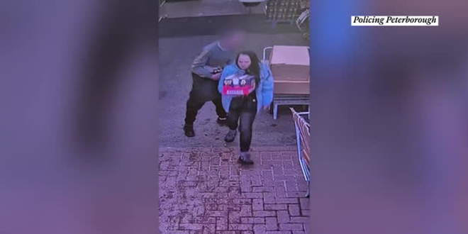 بدلاً من تكريمه.. شركة بريطانية تطرد موظفاً حاول إحباط عملية سرقة