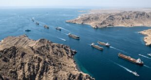 رغم الهدنة.. مئات السفن عالقة في هرمز والغموض يخيّم على حركة الملاحة العالمية